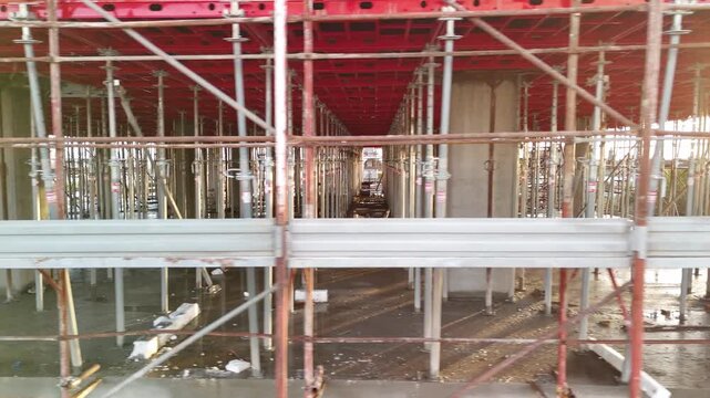 Ripresa aerea con drone di un palazzo in costruzione in area urbana della Campania, Italia. Cantiere edile con lavori in corso, sviluppo urbano, edilizia e infrastrutture in un contesto cittadino mod