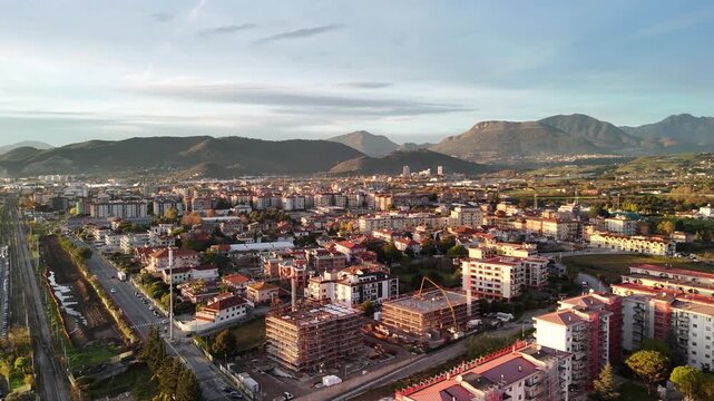 Ripresa aerea con drone di un palazzo in costruzione in area urbana della Campania, Italia. Cantiere edile con lavori in corso, sviluppo urbano, edilizia e infrastrutture in un contesto cittadino mod