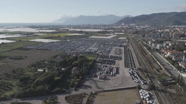 Deposito automobili visto con drone, ripresa aerea