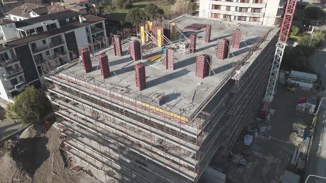 Ripresa aerea con drone di un palazzo in costruzione in area urbana della Campania, Italia. Cantiere edile con lavori in corso, sviluppo urbano, edilizia e infrastrutture in un contesto cittadino mode