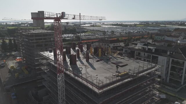 Ripresa aerea con drone di un palazzo in costruzione in area urbana della Campania, Italia. Cantiere edile con lavori in corso, sviluppo urbano, edilizia e infrastrutture in un contesto cittadino mode