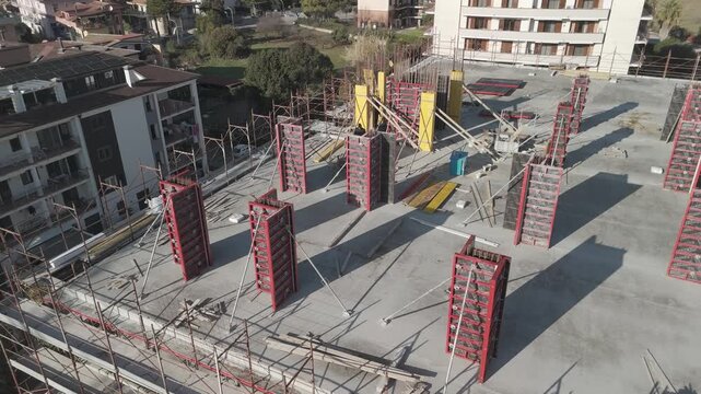 Ripresa aerea con drone di un palazzo in costruzione in area urbana della Campania, Italia. Cantiere edile con lavori in corso, sviluppo urbano, edilizia e infrastrutture in un contesto cittadino mode