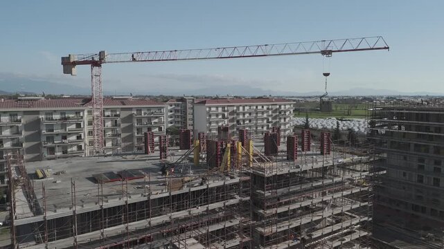Ripresa aerea con drone di un palazzo in costruzione in area urbana della Campania, Italia. Cantiere edile con lavori in corso, sviluppo urbano, edilizia e infrastrutture in un contesto cittadino mode