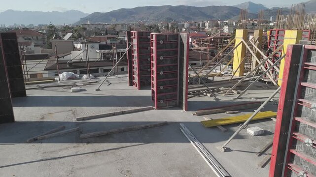 Ripresa aerea con drone di un palazzo in costruzione in area urbana della Campania, Italia. Cantiere edile con lavori in corso, sviluppo urbano, edilizia e infrastrutture in un contesto cittadino mode
