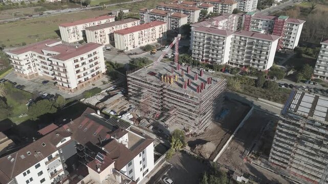 Ripresa aerea con drone di un palazzo in costruzione in area urbana della Campania, Italia. Cantiere edile con lavori in corso, sviluppo urbano, edilizia e infrastrutture in un contesto cittadino mode
