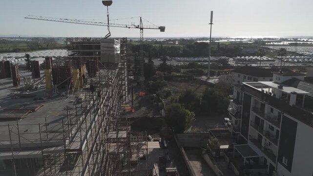 Ripresa aerea con drone di un palazzo in costruzione in area urbana della Campania, Italia. Cantiere edile con lavori in corso, sviluppo urbano, edilizia e infrastrutture in un contesto cittadino mode
