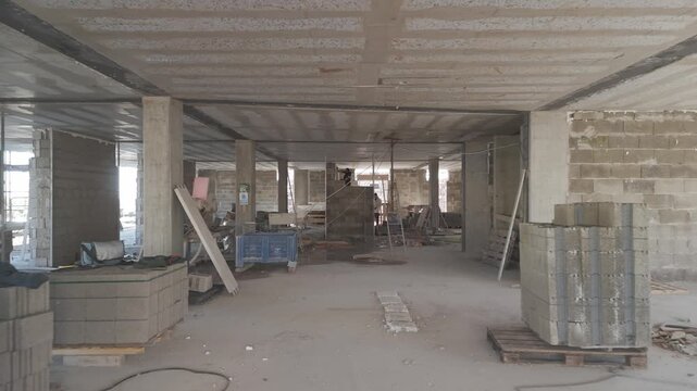 Ripresa aerea con drone di un palazzo in costruzione in area urbana della Campania, Italia. Cantiere edile con lavori in corso, sviluppo urbano, edilizia e infrastrutture in un contesto cittadino mode