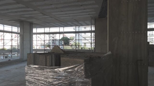 Ripresa aerea con drone di un palazzo in costruzione in area urbana della Campania, Italia. Cantiere edile con lavori in corso, sviluppo urbano, edilizia e infrastrutture in un contesto cittadino mode