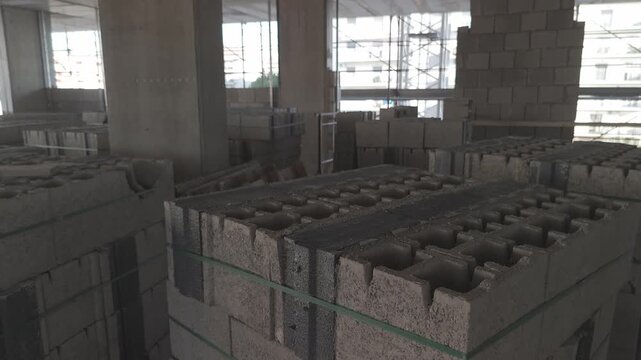 Ripresa aerea con drone di un palazzo in costruzione in area urbana della Campania, Italia. Cantiere edile con lavori in corso, sviluppo urbano, edilizia e infrastrutture in un contesto cittadino mode