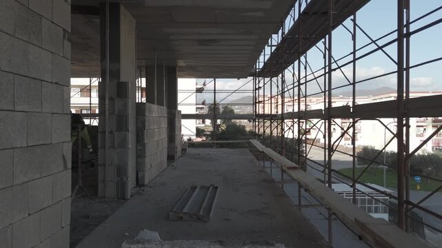 Ripresa aerea con drone di un palazzo in costruzione in area urbana della Campania, Italia. Cantiere edile con lavori in corso, sviluppo urbano, edilizia e infrastrutture in un contesto cittadino mode
