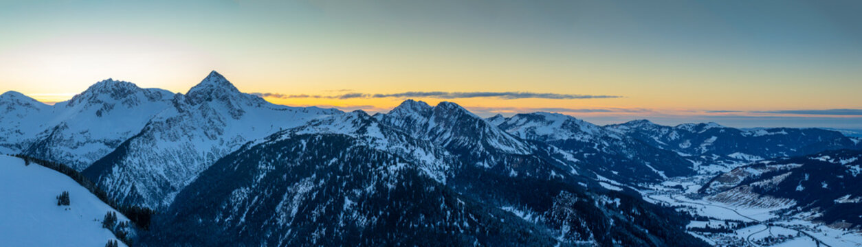Austria, Tirol, Tannheimer Tal, Neunerkoepfle, sunset view in winter