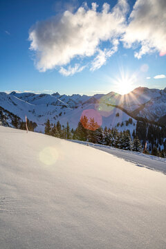 Austria, Tirol, Tannheimer Tal, Neunerkoepfle, sunset view in winter
