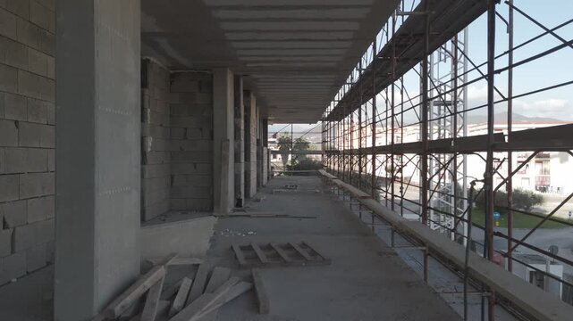Ripresa aerea con drone di un palazzo in costruzione in area urbana della Campania, Italia. Cantiere edile con lavori in corso, sviluppo urbano, edilizia e infrastrutture in un contesto cittadino mode