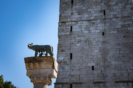 Romus and Romulus ancient statue