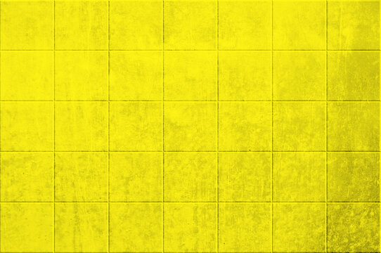 Fliesenwand mit gelben Fliesen als Hintergrund
