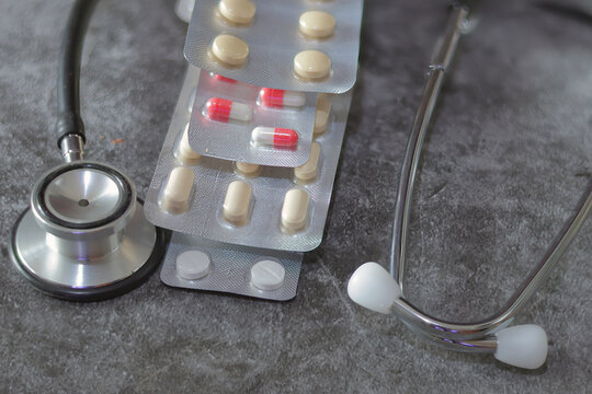 medicamentos apilados  pastillas capsulas 