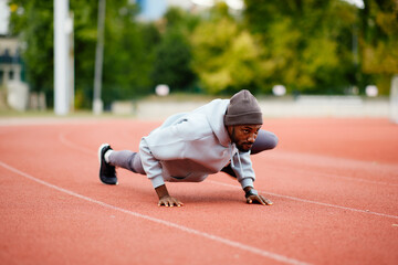 Obraz premium Man doing side plank exercise outdoors