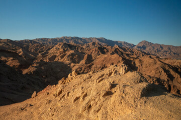 Górski krajobraz Egiptu przy zachodzie słońca – surowe, skaliste zbocza i złote światło © siwyk