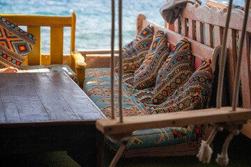 Kolorowe poduszki w nadmorskiej restauracji w Egipcie – wakacyjny klimat i relaks © siwyk