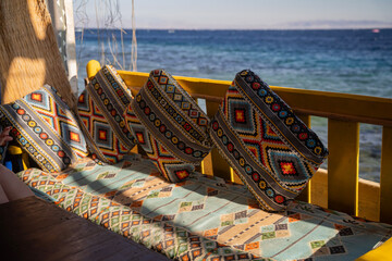 Kolorowe poduszki w nadmorskiej restauracji w Egipcie – wakacyjny klimat i relaks © siwyk