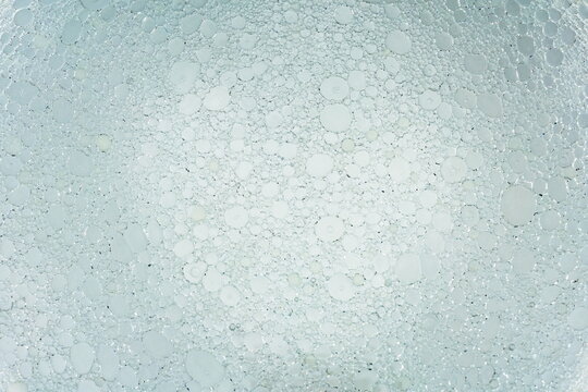 Gocce di olio in sospensione in soluzione con acqua e solvente