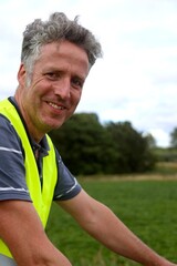 Mann f&auml;hrt Fahrrad in Schweden in einer Leuchtweste