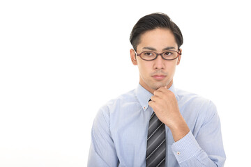考え事をするビジネスマン