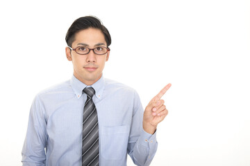 空間を指さすビジネスマン