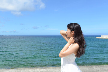 海辺でくつろぐ女性