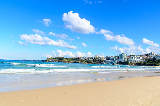 オーストラリアのシドニー近郊にある有名なボンダイビーチの美しい風景Beautiful scenery of the famous Bondi Beach near Sydney, Australia