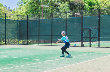 ソフトテニスする女子