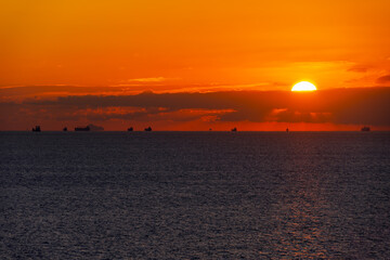 朝の空と海と雲と太陽に船たち20220101