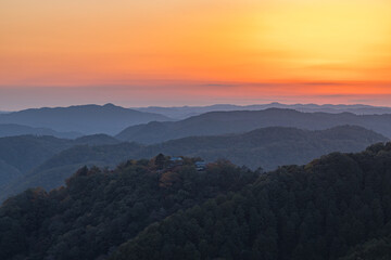 Fototapeta premium 日本 岡山県高梁市にある雲海展望台から眺める備中松山城と夕焼け空