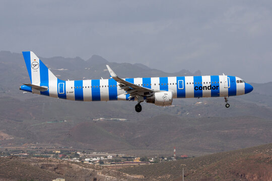 Avi&oacute;n de l&iacute;nea Airbus A321 de la aerol&iacute;nea C&oacute;ndor aterrizando en el aeropuerto de Gran Canaria con matr&iacute;cula D-AIAF.