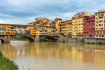 Fototapeta premium Ponte Vecchio bridge over Arno river in Florence, Italy