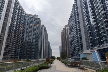 Obraz premium The Kai Tak Victoria Harbour waterfront residential area is divided into the city center area and the runway area .Residential buildings are rising on both sides of the Kai Tak Sky Garden.