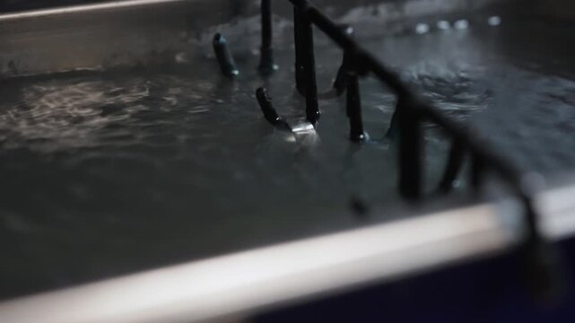 Professional ultrasonic cleaning process of gold ring.
