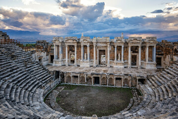 Fototapeta premium Sunset Over Hierapolis: The Ancient City Beyond Pamukkale