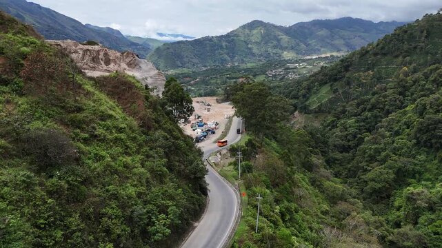 Video a&eacute;reo tomado con drone en zona rural de Amag&aacute;, Antioquia, en la que se observan los trabajos de ingenier&iacute;a que se realizan en " La Arenera" , con motivo de la construcci&oacute;n del Proyecto Pac&iacute;fico 