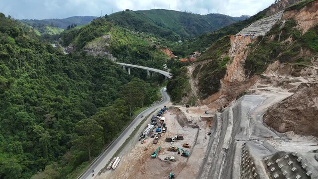 Video a&eacute;reo tomado con drone en zona rural de Amag&aacute;, Antioquia, en la que se observan los trabajos de ingenier&iacute;a que se realizan en " La Arenera" , con motivo de la construcci&oacute;n del Proyecto Pac&iacute;fico 