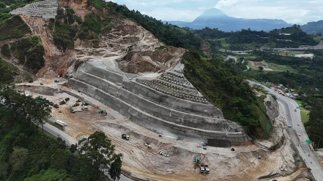 Video a&eacute;reo tomado con drone en zona rural de Amag&aacute;, Antioquia, en la que se observan los trabajos de ingenier&iacute;a que se realizan en " La Arenera" , con motivo de la construcci&oacute;n del Proyecto Pac&iacute;fico 