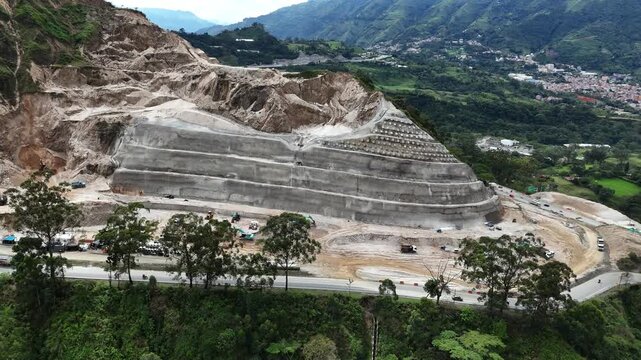 Video a&eacute;reo tomado con drone en zona rural de Amag&aacute;, Antioquia, en la que se observan los trabajos de ingenier&iacute;a que se realizan en " La Arenera" , con motivo de la construcci&oacute;n del Proyecto Pac&iacute;fico 