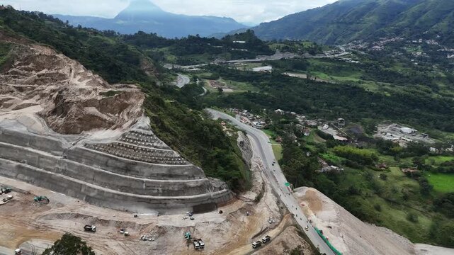 Video a&eacute;reo tomado con drone en zona rural de Amag&aacute;, Antioquia, en la que se observan los trabajos de ingenier&iacute;a que se realizan en " La Arenera" , con motivo de la construcci&oacute;n del Proyecto Pac&iacute;fico 