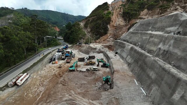 Video a&eacute;reo tomado con drone en zona rural de Amag&aacute;, Antioquia, en la que se observan los trabajos de ingenier&iacute;a que se realizan en " La Arenera" , con motivo de la construcci&oacute;n del Proyecto Pac&iacute;fico 