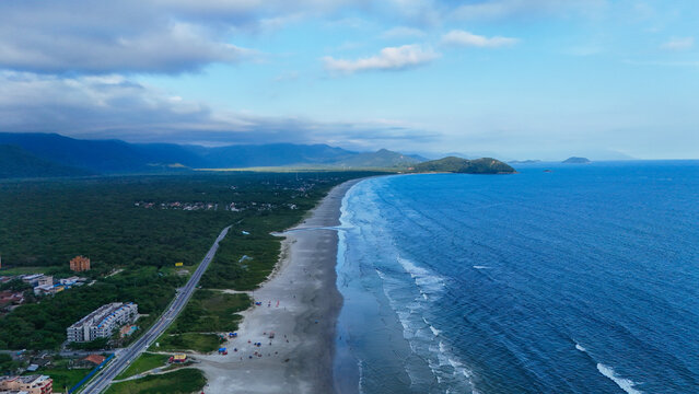 Imagem a&eacute;rea da Praia de Boraceia com faixa de areia ampla e mar azul, destacando beleza natural, turismo e lazer no litoral norte paulista
