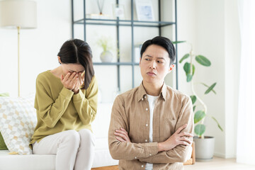 喧嘩するミドルの夫婦