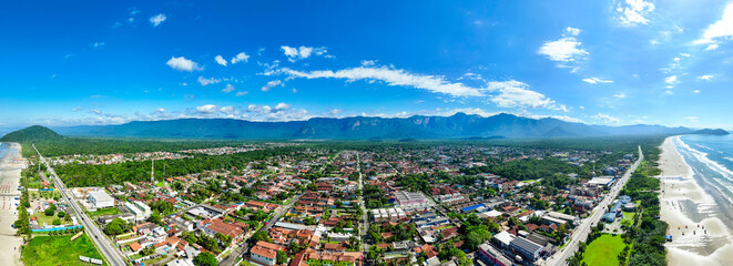 Visão aérae do bairro da Boraceia no litoral norte paulista com panorama amplo da orla e da paisagem natural preservada. © RNL Fotografia