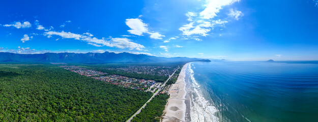 Vista aérea da Praia de Boraceia no litoral norte de Bertioga destacando o contraste entre o mar, a areia clara e a vegetação costeira. © RNL Fotografia