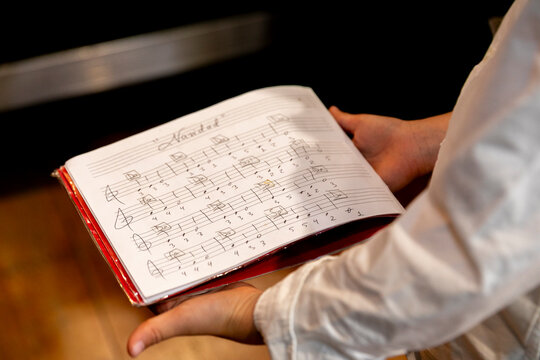 libro, ni&ntilde;o, alumna, mujer, lectura, estudiar, educaci&oacute;n, centros, deberes, leer, aprendizaje, persona, aprender, escribir, trabajar, mesa, abierto, mano, viejo, papel, escrito, m&uacute;sica