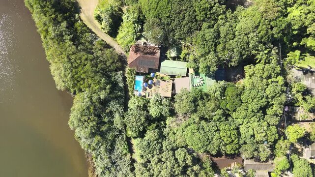Voo de drone sobre Ilha do Mel do lado de Bras&iacute;lia no Litoral do Paran&aacute; sobre canal fluvial no mangue na mata atl&acirc;ntica em Paranagu&aacute; mostrando pousadas